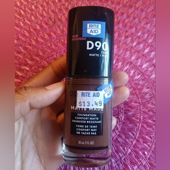 CoverGirl Matte Foundation - Picture 1 of 4